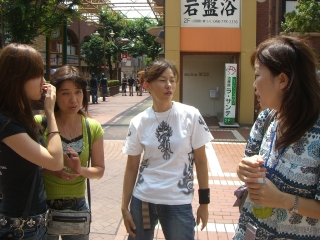 奥様方の井戸端会議中?