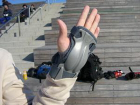 手のひら側にプアラスチックがくるようにしよう